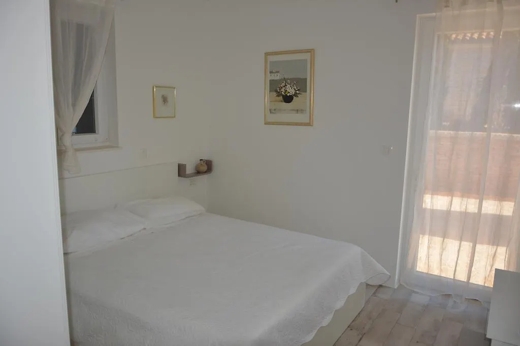 Holiday Home Kucerina Apartment Ugljan